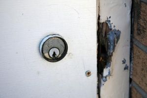 ¿Cómo evitar que te estropeen la puerta al cambiar la cerradura?